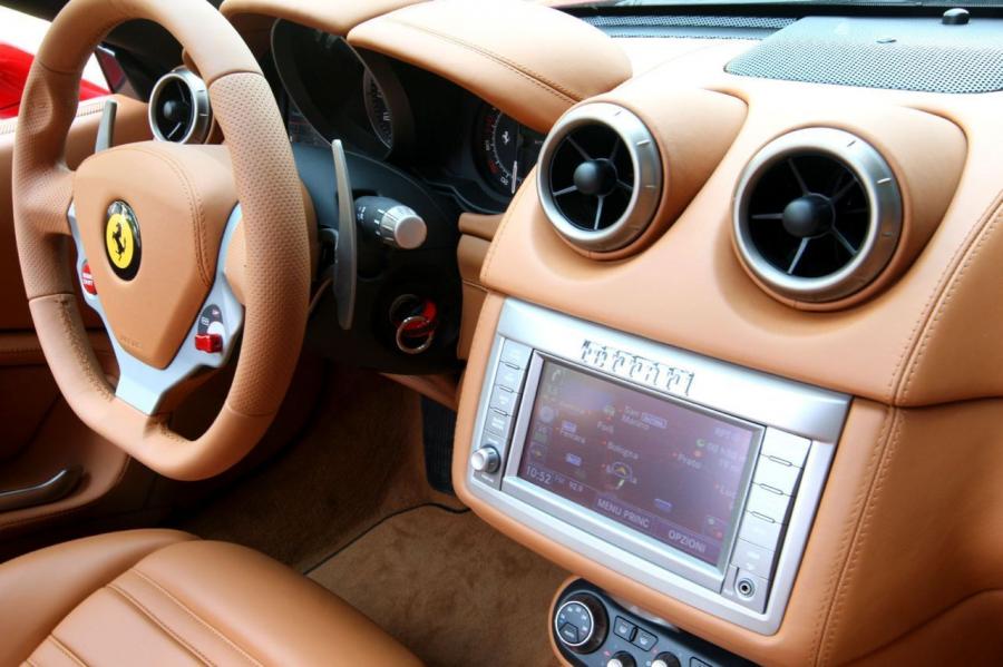 Детали интерьера Ferrari California 2008 года  (фото 26 из 225)